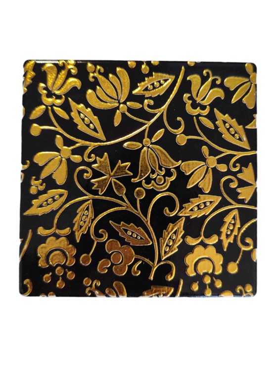 Podkladka-ceramiczna-pod-kubek-zlotnica-na-czarnym-tle