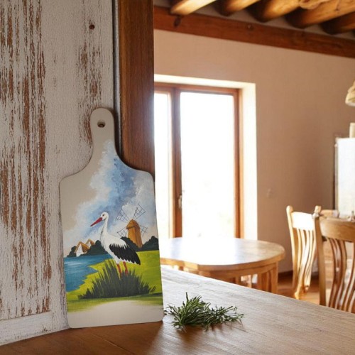 Drewniana deska z bocianem