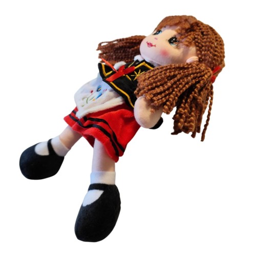Zabawka-tekstylna-w-ludowym-stroju-z-przędzy-i-miękkich-tkanin