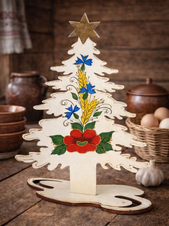Drewniana-choinka-na-podstawce-ozdobiona-recznie-malowanymi-elementami-wzoru-kociewskiego.jpg