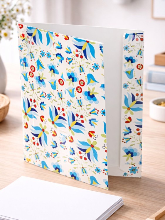 Teczka_biurowa_haftem_kaszubskim_ozdobiona_kolorowym_wzorem_wejherowskim_szkola