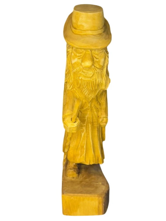 drewniana_figurka_wedrowiec_z_plecakiem