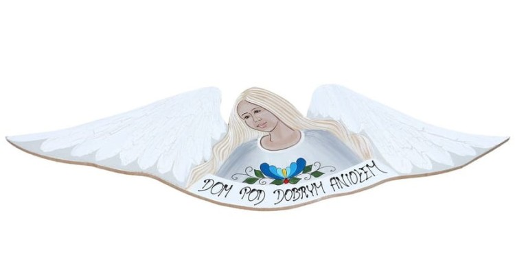 Dom-pod-dobrym-aniolem-jasne-tlo