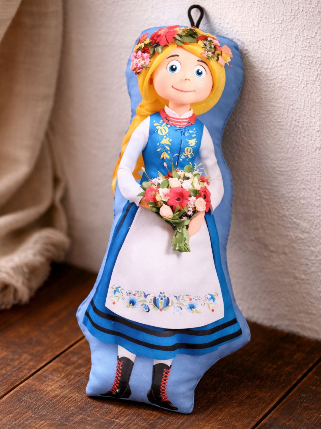 Maskotka-dekoracyjna- dziewczynka-w-stroju-kaszubskim.jpg