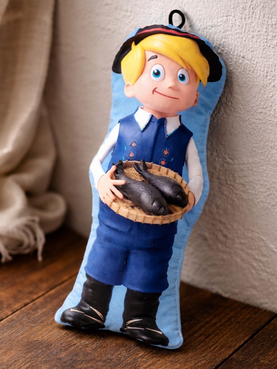 Maskotka-dekoracyjna- chłopiec-w-kaszubskim-stroju-ludowym.jpg